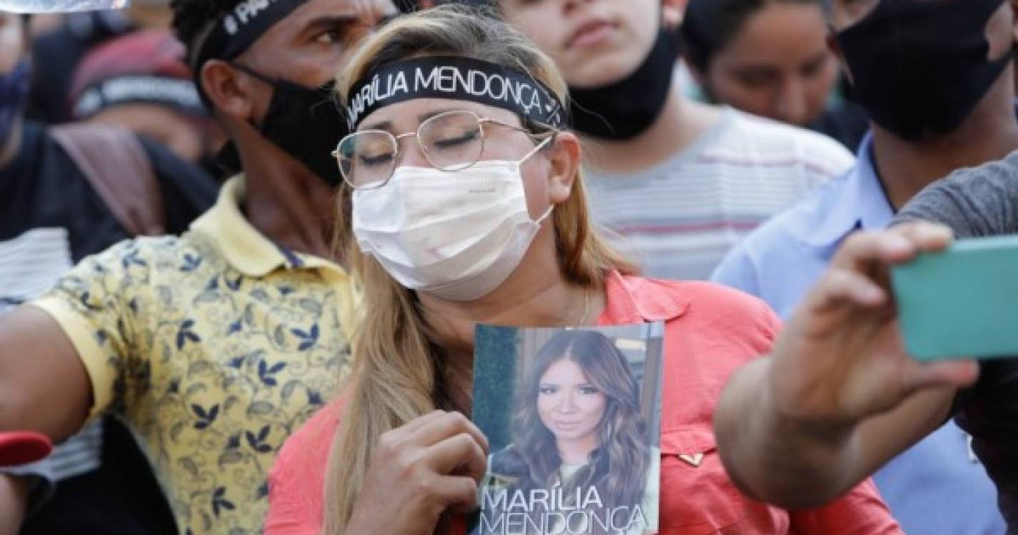 Fãs e família dizem último adeus à cantora Marília Mendonça (com fotos)