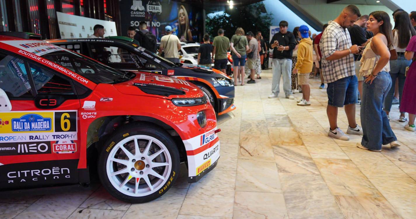 Veja a multidão que acorreu à caça de autógrafos dos pilotos do Rali Madeira