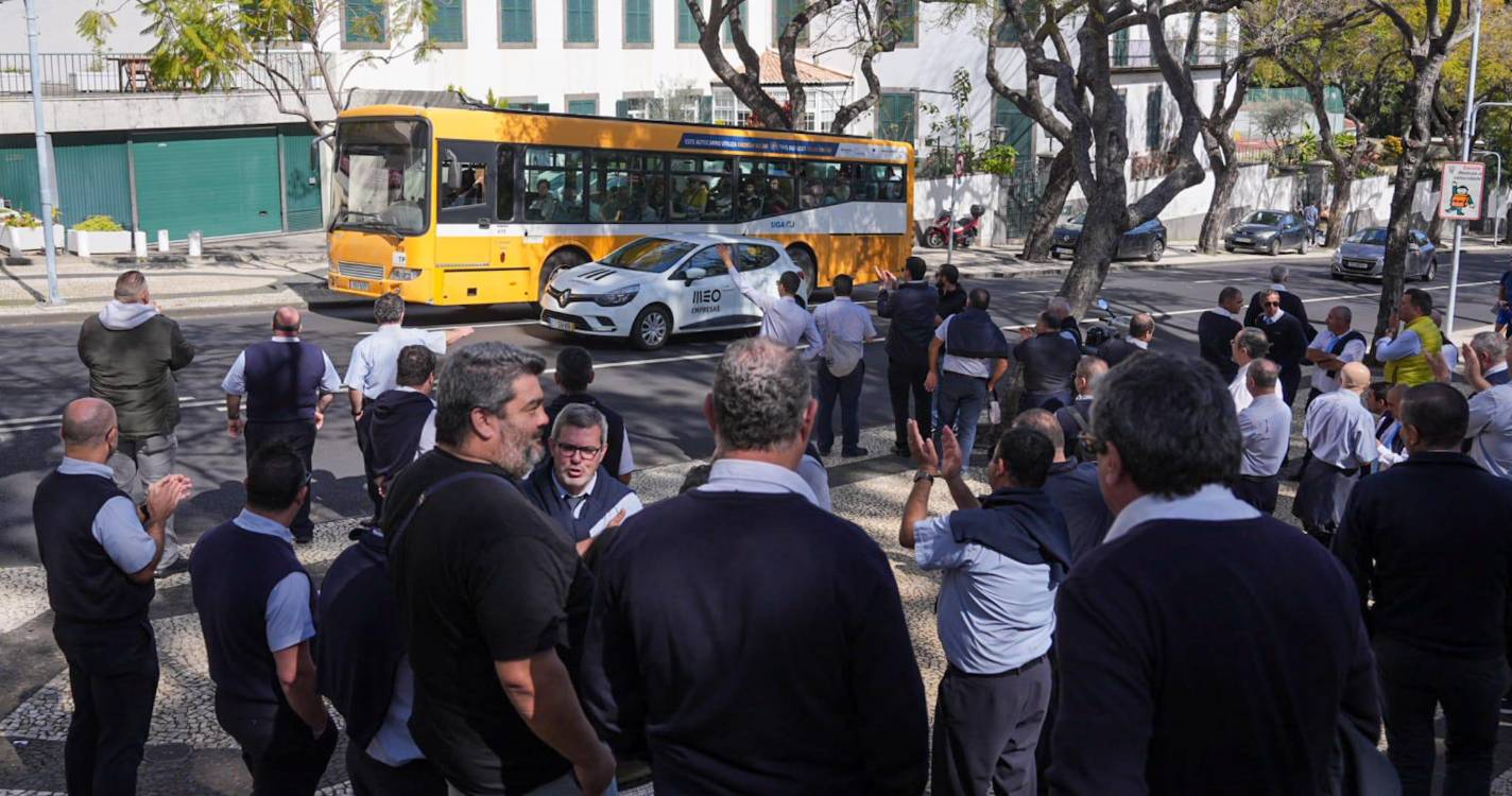 “Maior paralisação de sempre” não cede e vai às 14h30 tentar falar com Pedro Fino (com fotos)