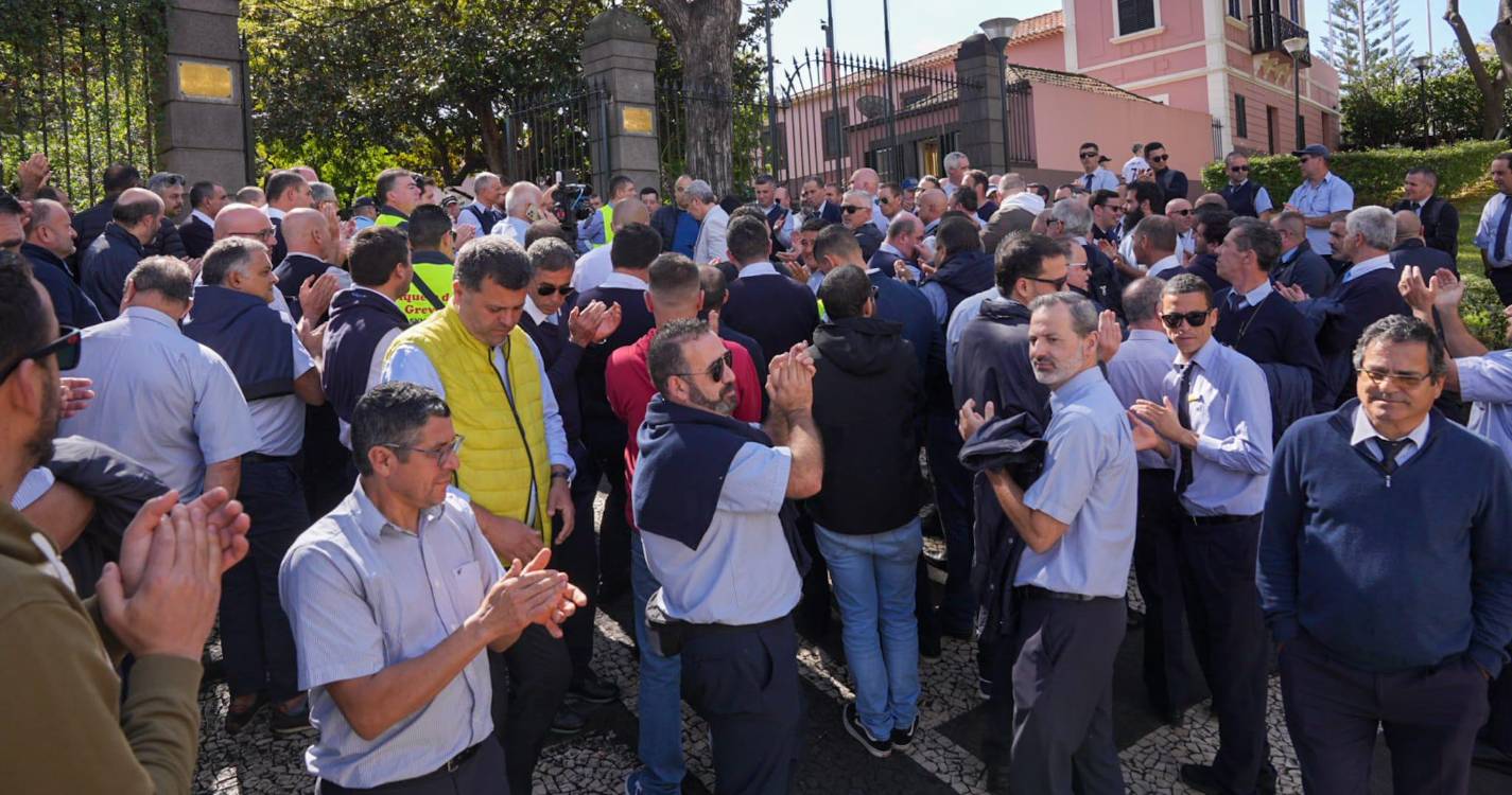 “Maior paralisação de sempre” não cede e vai às 14h30 tentar falar com Pedro Fino (com fotos)