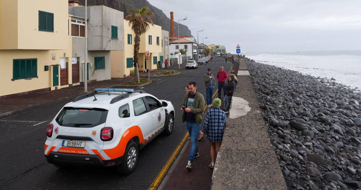 Moradores no Paul do Mar protegem habitações para prevenir nova vaga de agitação marítima (com fotos)