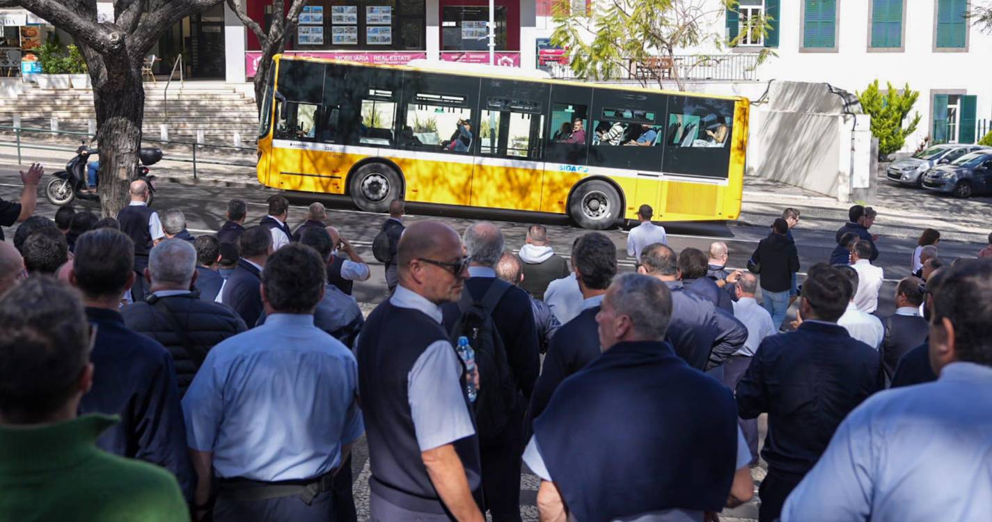 “Maior paralisação de sempre” não cede e vai às 14h30 tentar falar com Pedro Fino (com fotos)