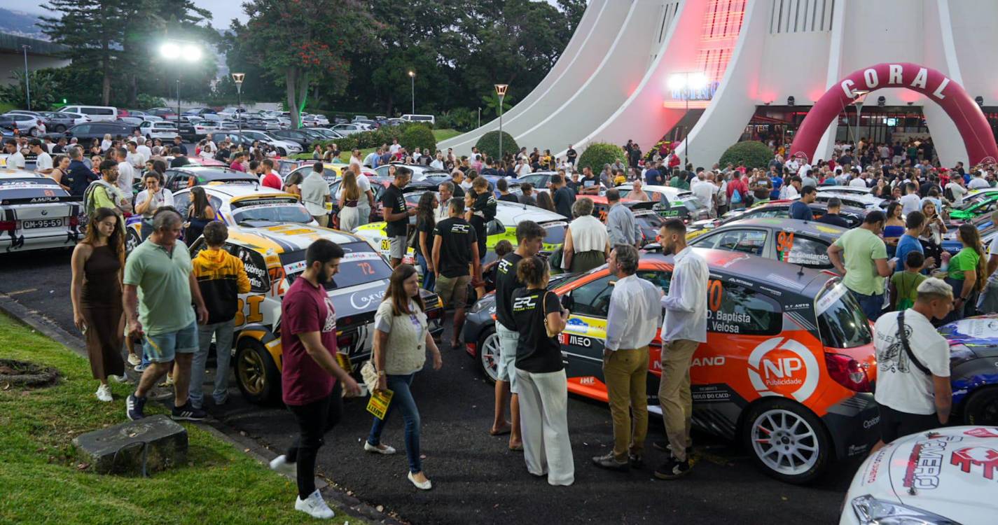 Veja a multidão que acorreu à caça de autógrafos dos pilotos do Rali Madeira