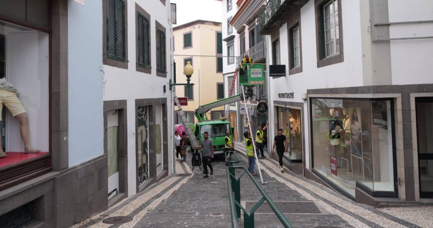 Luzes de Natal já estão a ser instaladas na cidade (com fotos)