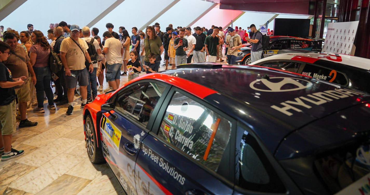 Veja a multidão que acorreu à caça de autógrafos dos pilotos do Rali Madeira