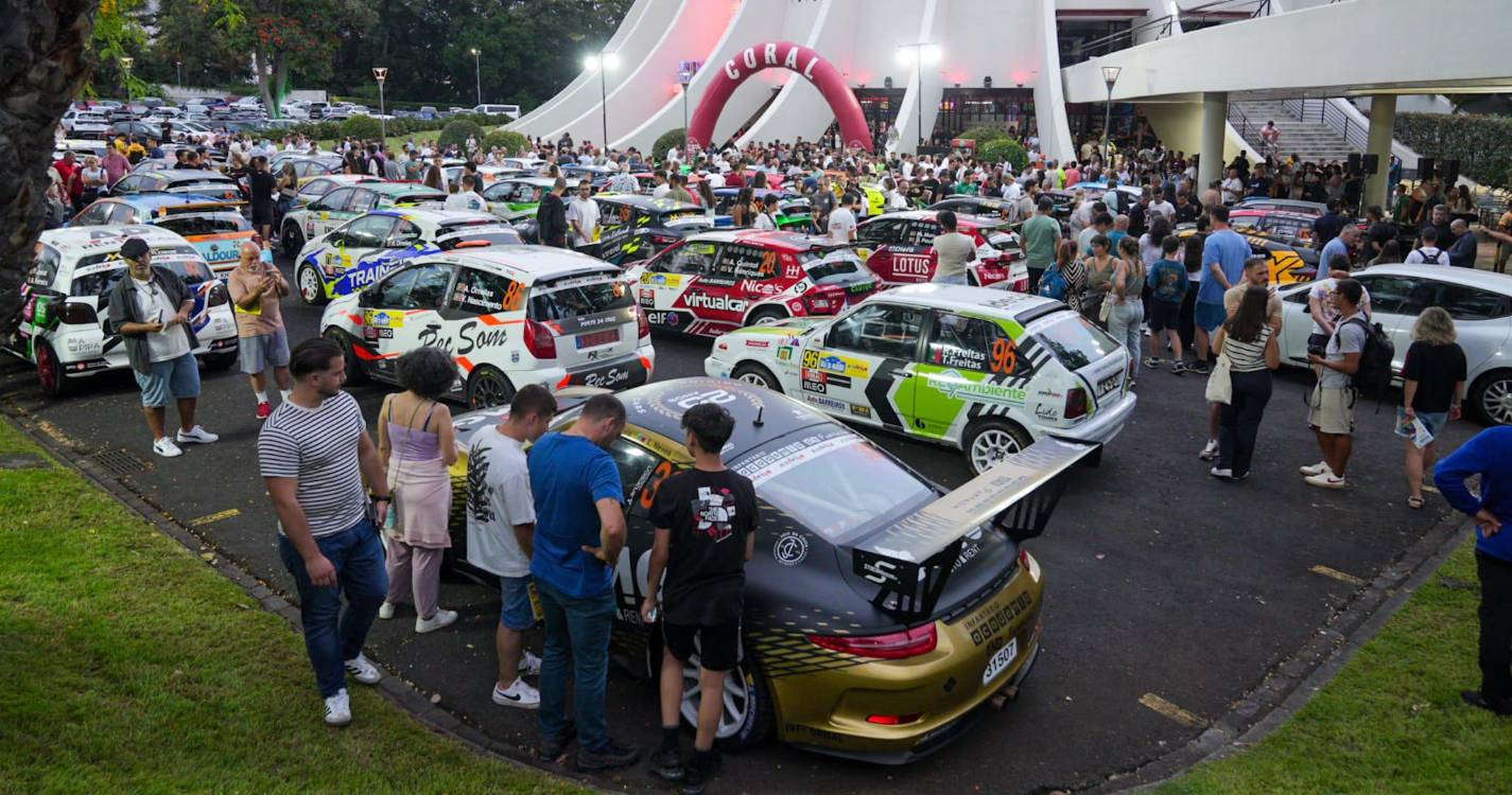 Veja a multidão que acorreu à caça de autógrafos dos pilotos do Rali Madeira