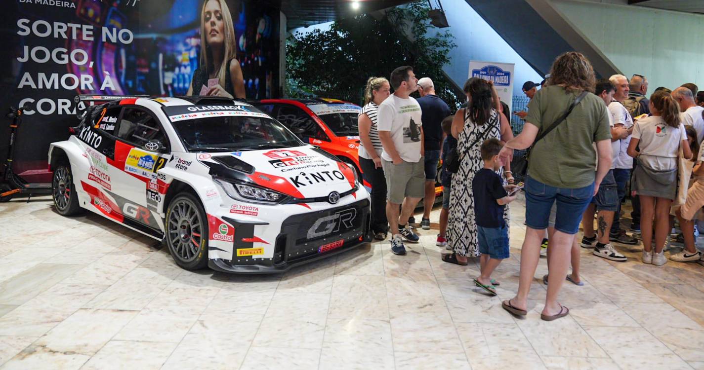 Veja a multidão que acorreu à caça de autógrafos dos pilotos do Rali Madeira