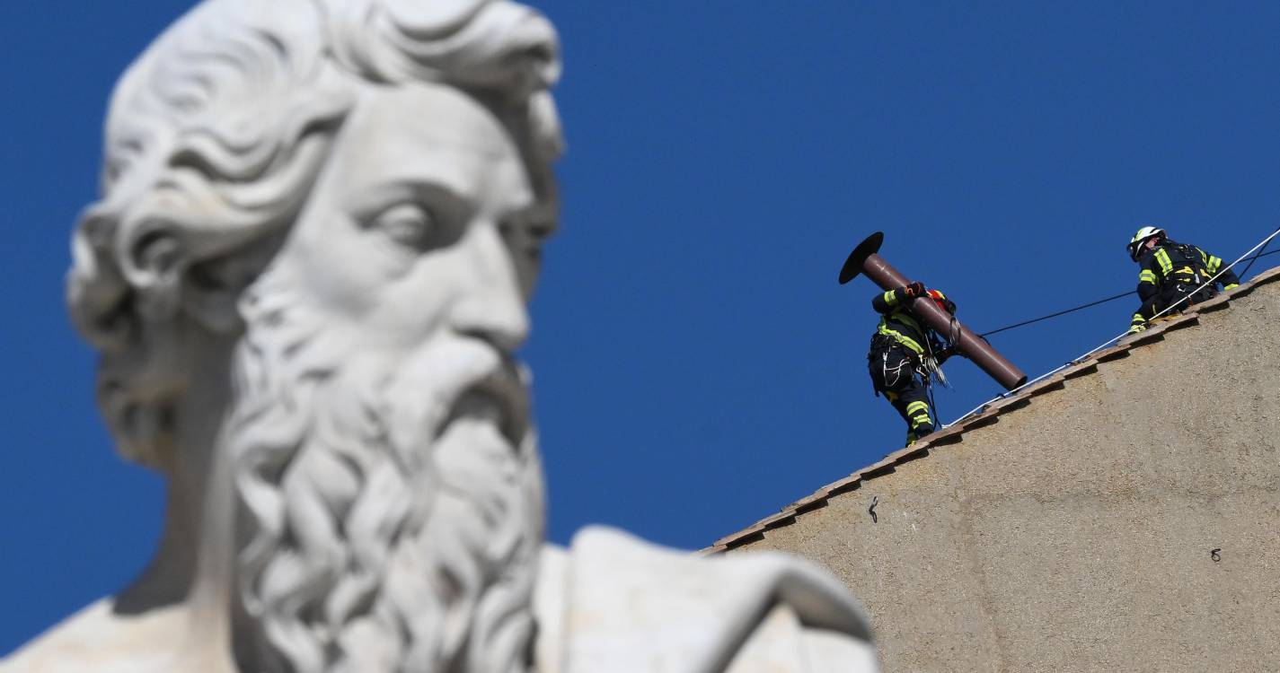 Vaticano começa a instalar chaminé no topo da Capela Sistina para o Conclave