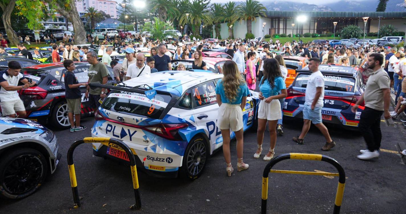 Veja a multidão que acorreu à caça de autógrafos dos pilotos do Rali Madeira