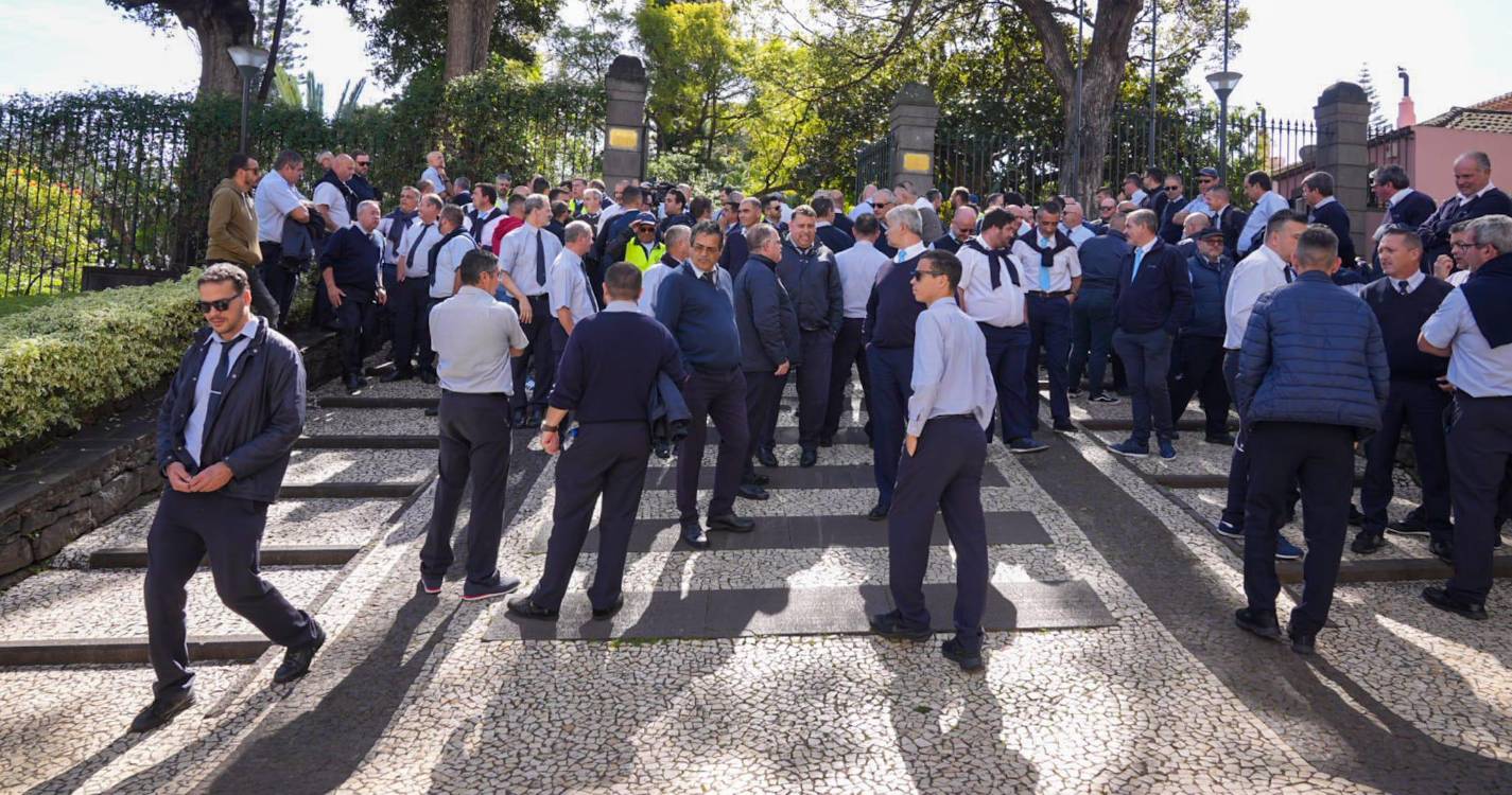 “Maior paralisação de sempre” não cede e vai às 14h30 tentar falar com Pedro Fino (com fotos)