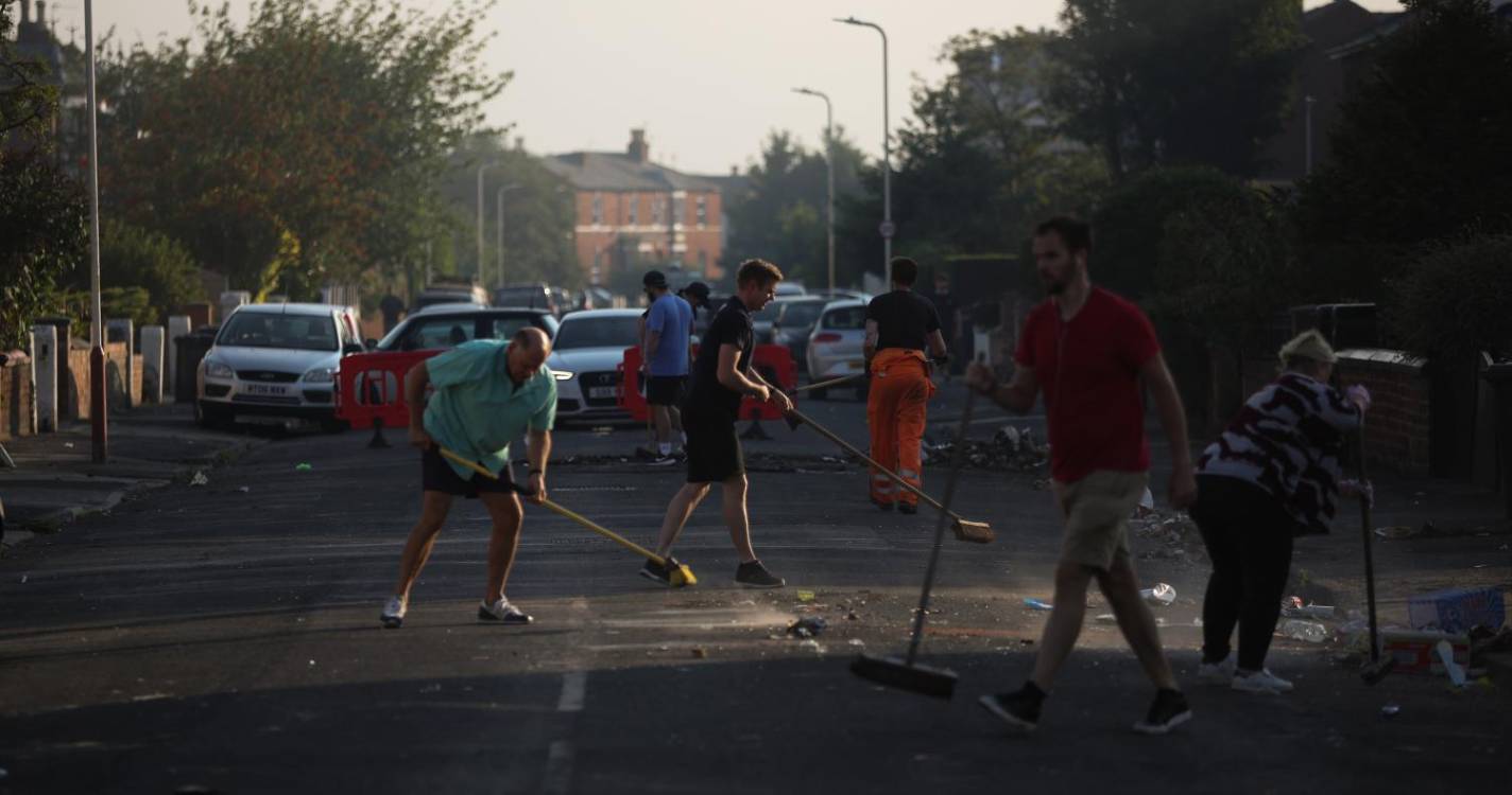 Quase 40 policias feridos em vigília pela morte de três crianças em Southport, Inglaterra