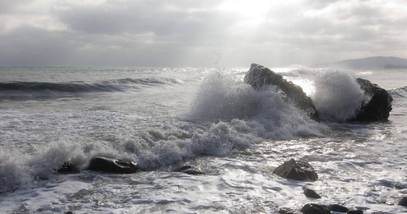 Ondas de 3 a 4,5 metros na Costa Sul