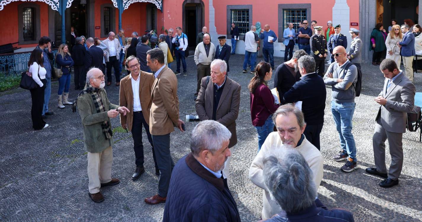 ‘Manuel Nicolau, Retratos’ representa a comunicação em imagens (com fotos)