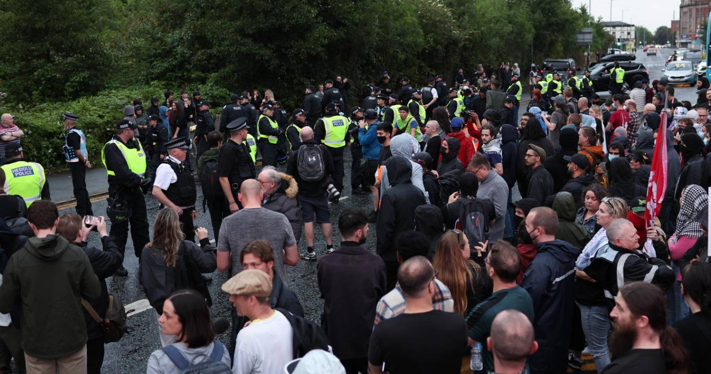 Governo britânico mobiliza mais polícias e garante lugares nas prisões para fazer face a motins