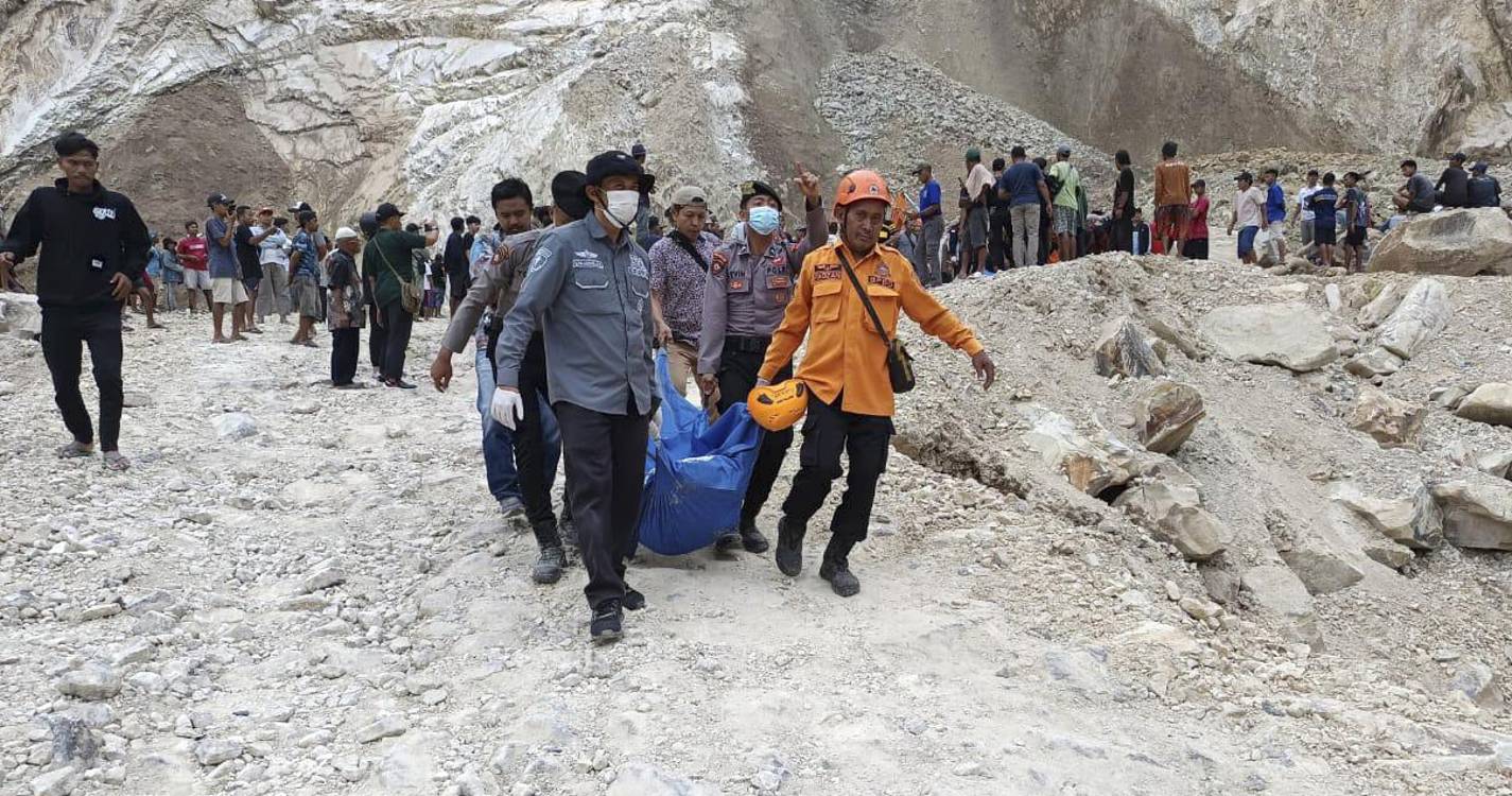 Sobe para 17 número de mortos em derrocada em pedreira na Indonésia