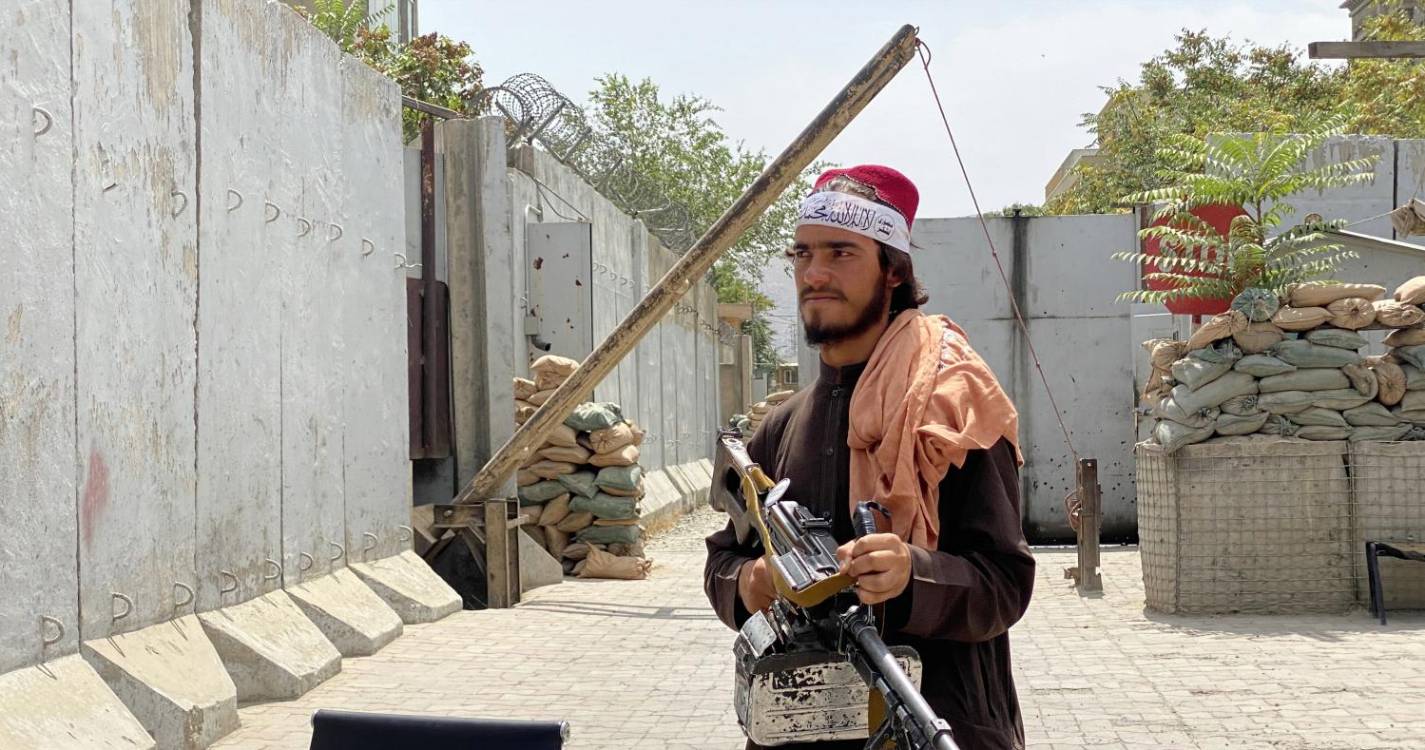 Afeganistão: Talibãs participam pela primeira vez nas conversações internacionais