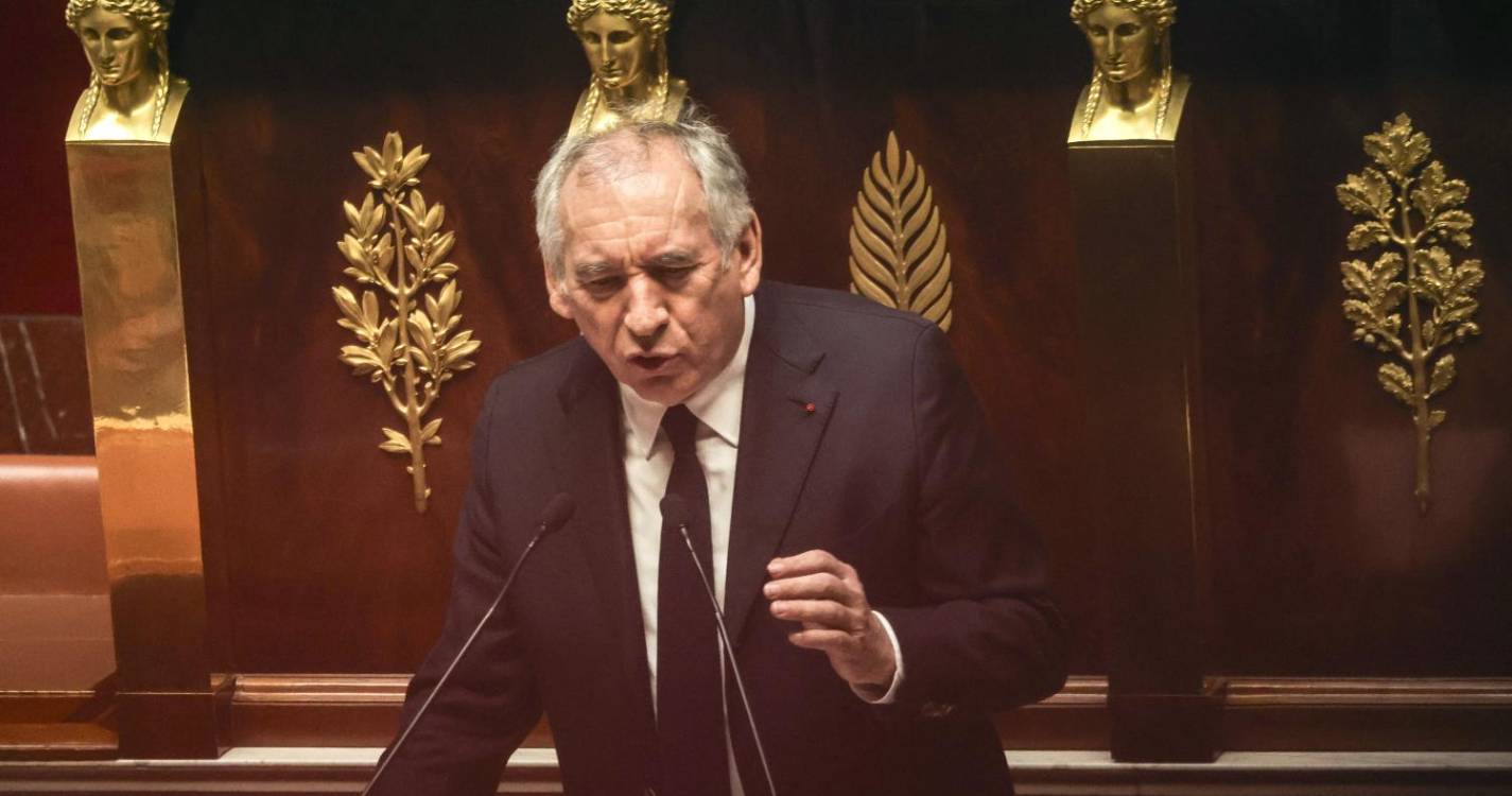 PM francês quer fim do endividamento do país e renegociação da idade da reforma