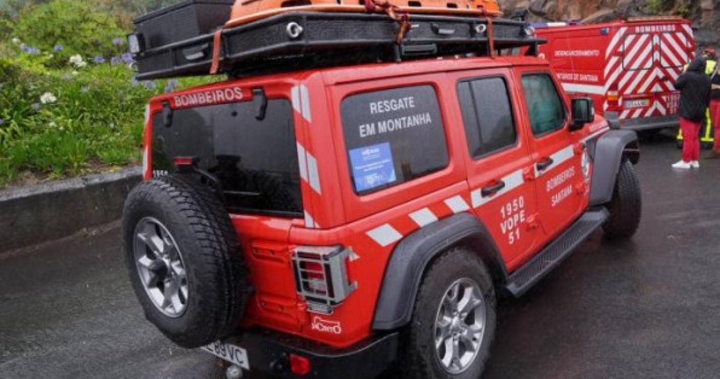 Turista resgatada em Santana esteve em risco de cair numa ribanceira