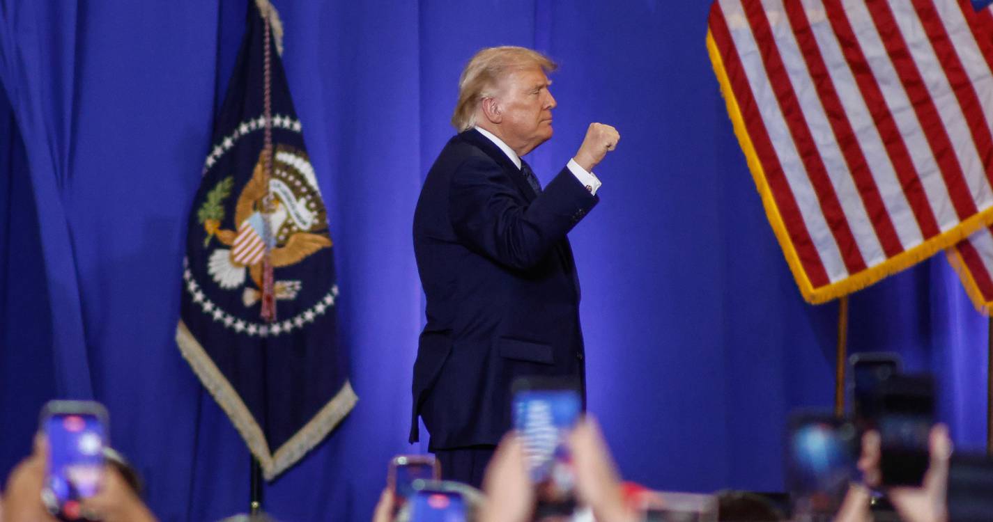 Irão:Trump anuncia que acordo está quase negociado e inclui reabertura de Ormuz