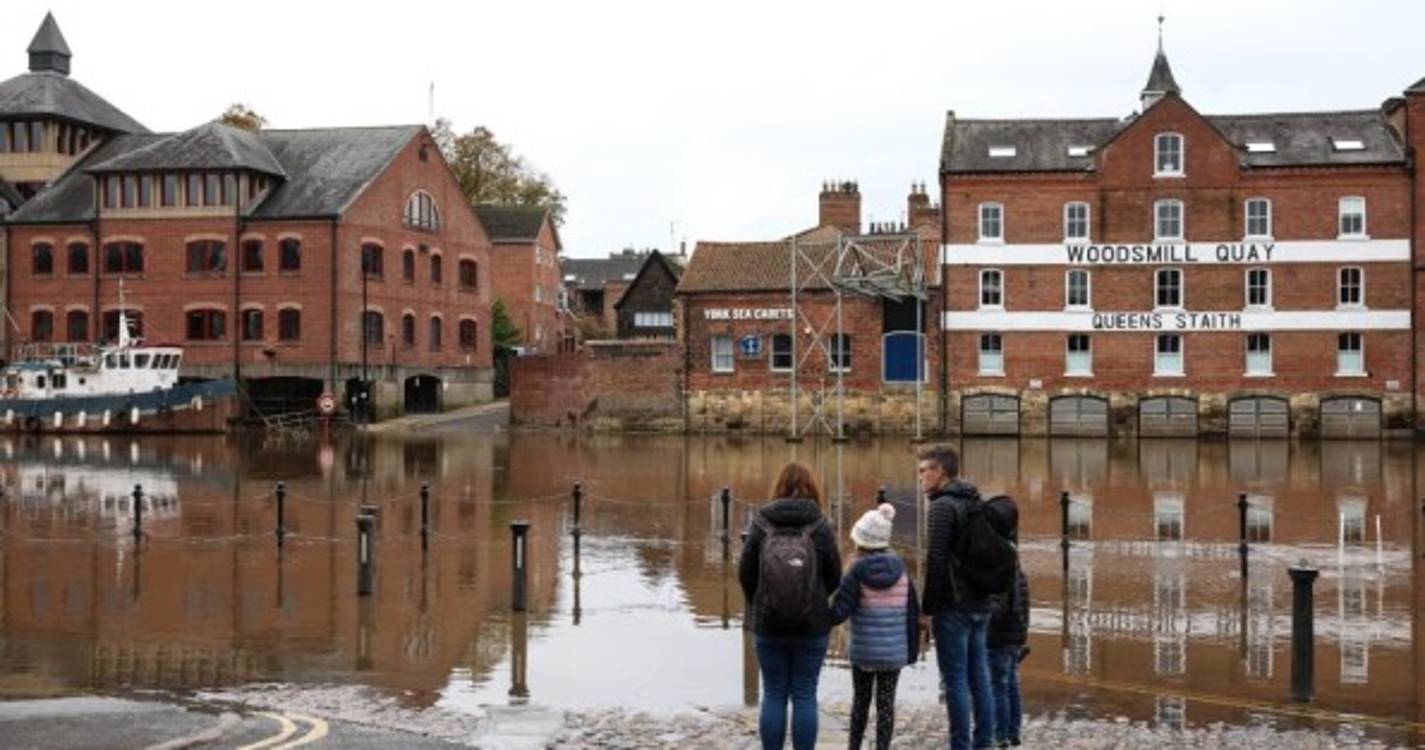 Tempestade Ciarán deverá ter originado os ventos mais fortes registados em décadas (com fotos)