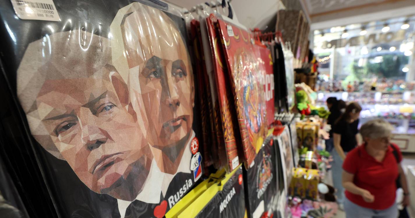 Trump diz que acordo de paz exigirá cimeira com Putin e Zelensky