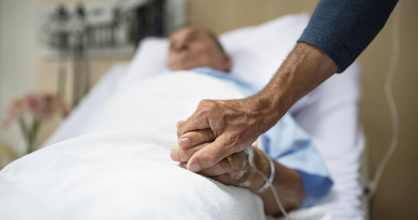 Parlamento francês aprova lei que cria direito à morte assistida