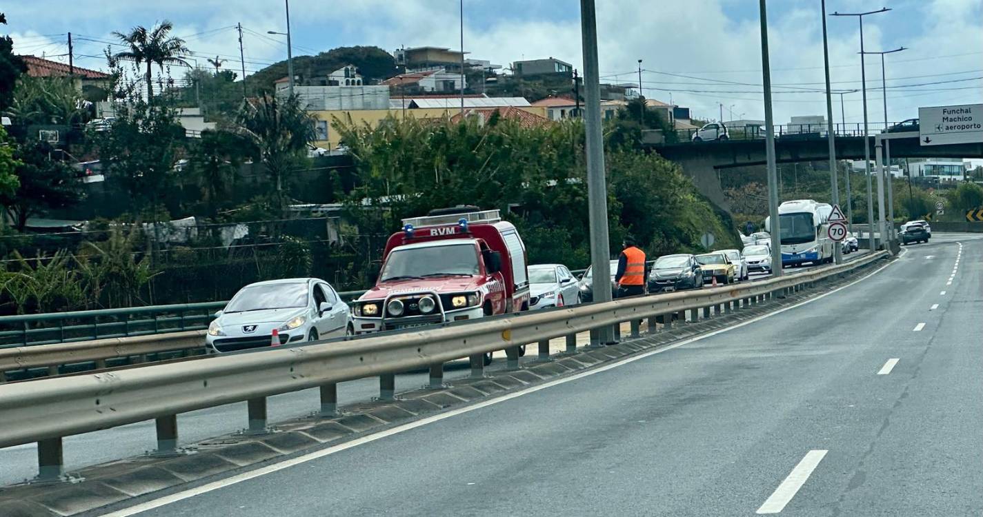Trânsito fortemente condicionado na via rápida após despiste em Câmara de Lobos