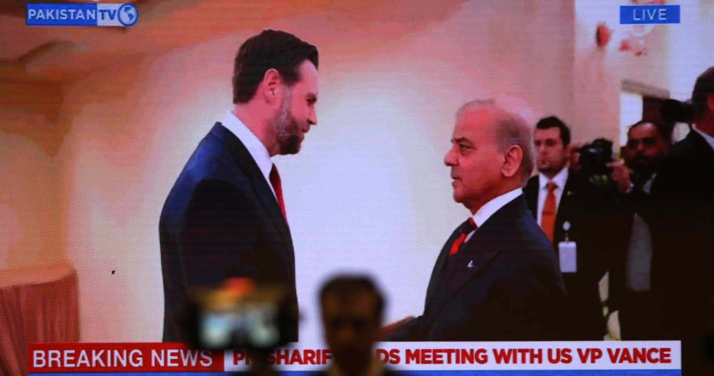 Irão: Navios da Marinha dos EUA atravessam estreito de Ormuz para iniciar remoção de minas