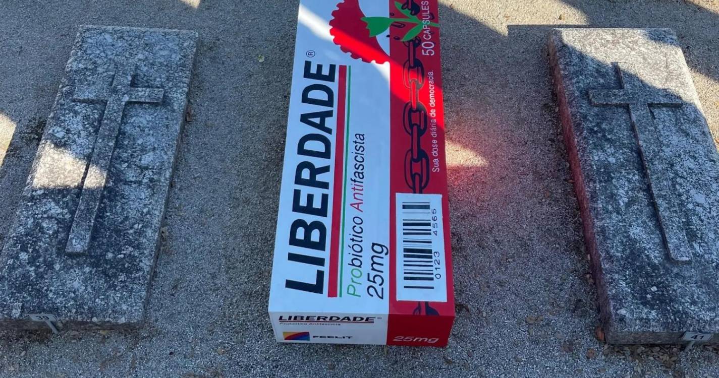 Bordalo II coloca caixa com medicamento “antifascista” sobre campa de Salazar