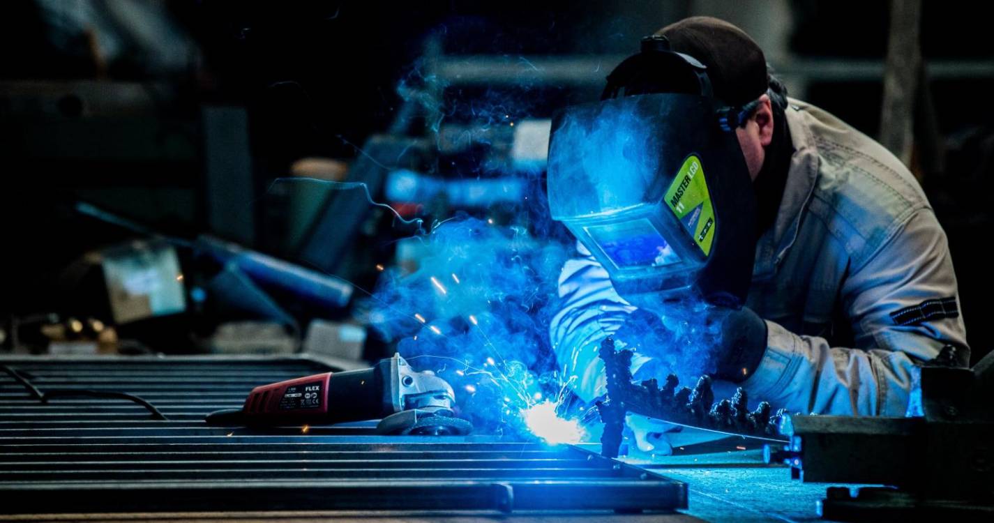 Produção industrial recua 1,1% em novembro