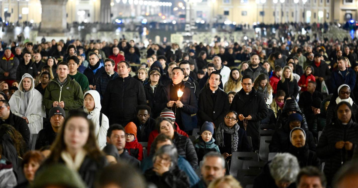 Milhares juntam-se a cardeais na Praça de São Pedro para rezar pelo Papa