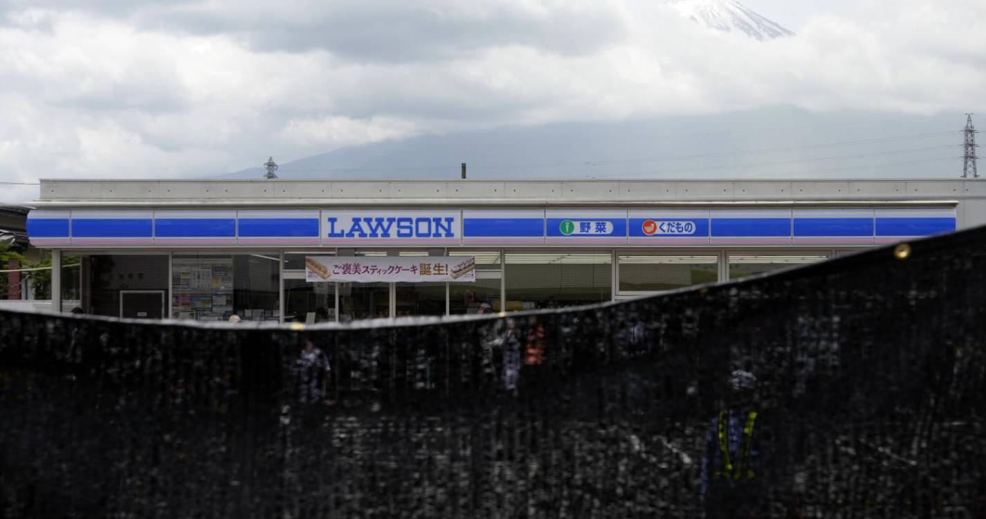 Barreira instalada para bloquear vista do Monte Fuji face a excesso de turistas