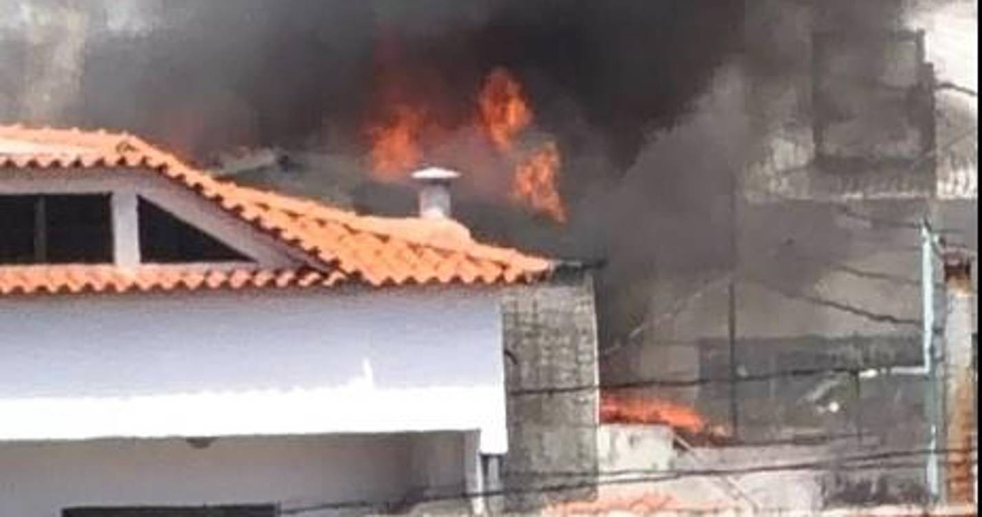 Incêndio no Beco dos Álamos mobiliza duas corporações de bombeiros (com fotos)