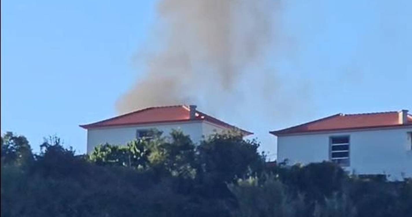 Grande incêndio numa habitação nas Courelas (com vídeo e fotos)