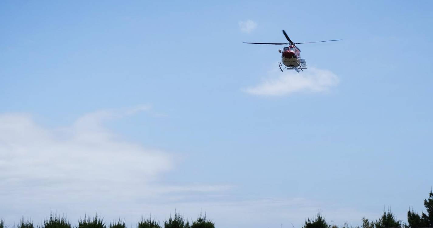 Helicóptero e bombeiros empenhados em resgate de mulher nas Achadas da Cruz