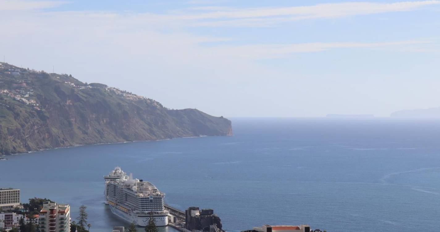 Porto do Funchal recebe dois clientes habituais e movimenta 10 mil pessoas