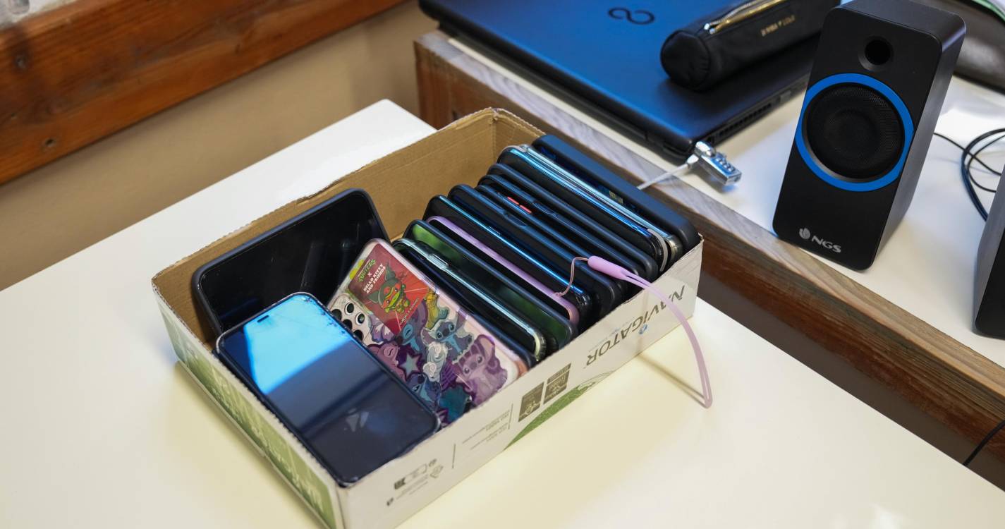 Uso de ‘smartphones’ mais limitado nos colégios do que escolas públicas