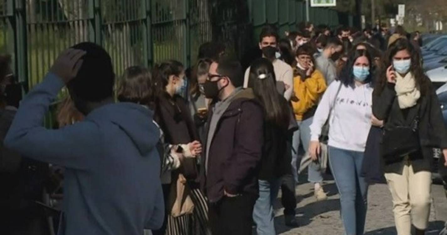 &#34;É vergonhoso&#34;: eleitores em longas filas esperam horas para votar em vários pontos do País (com fotos)