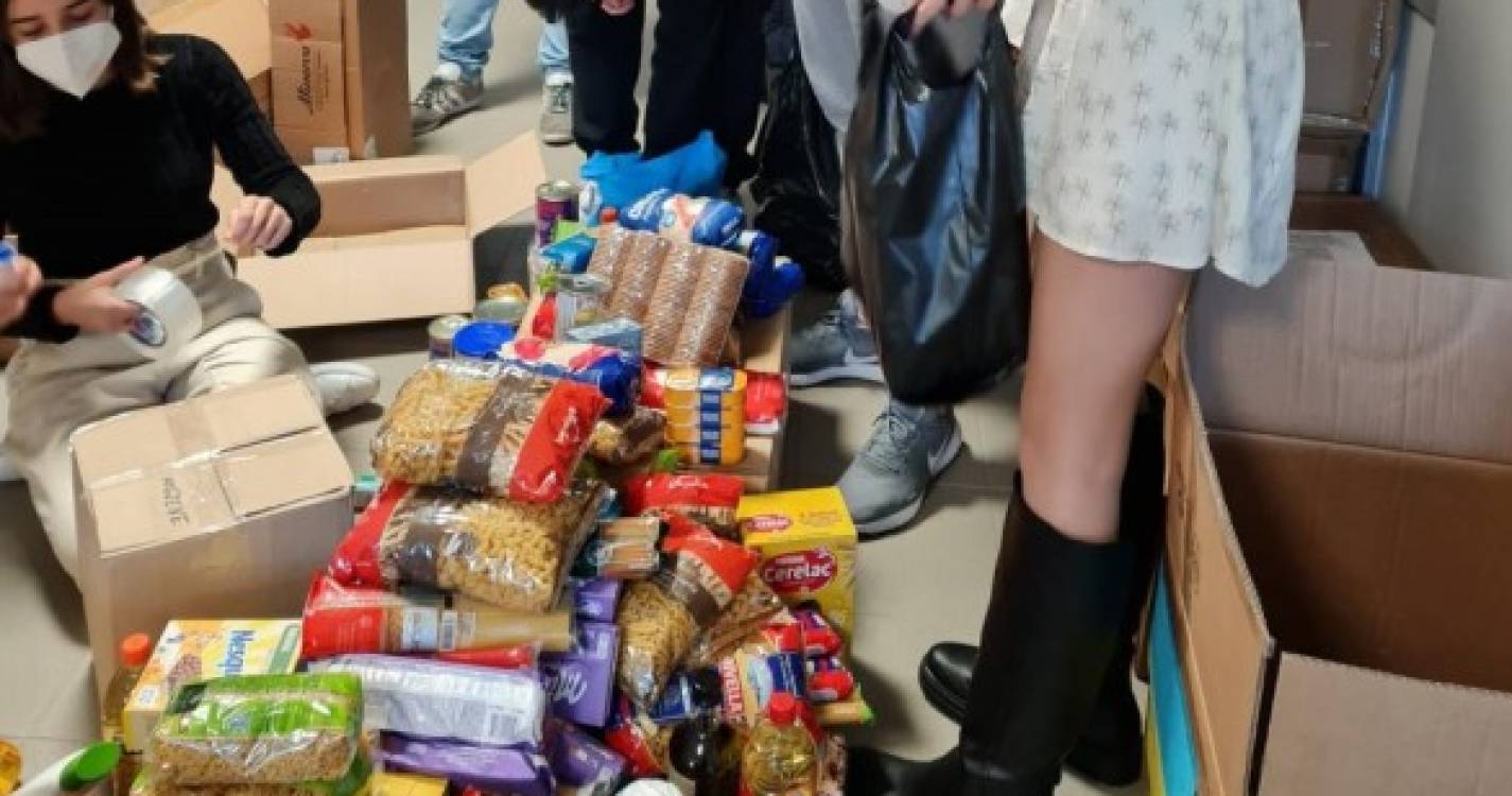 Alunos Escola da Ribeira Brava angariaram 35 caixotes com bens para a Ucrânia