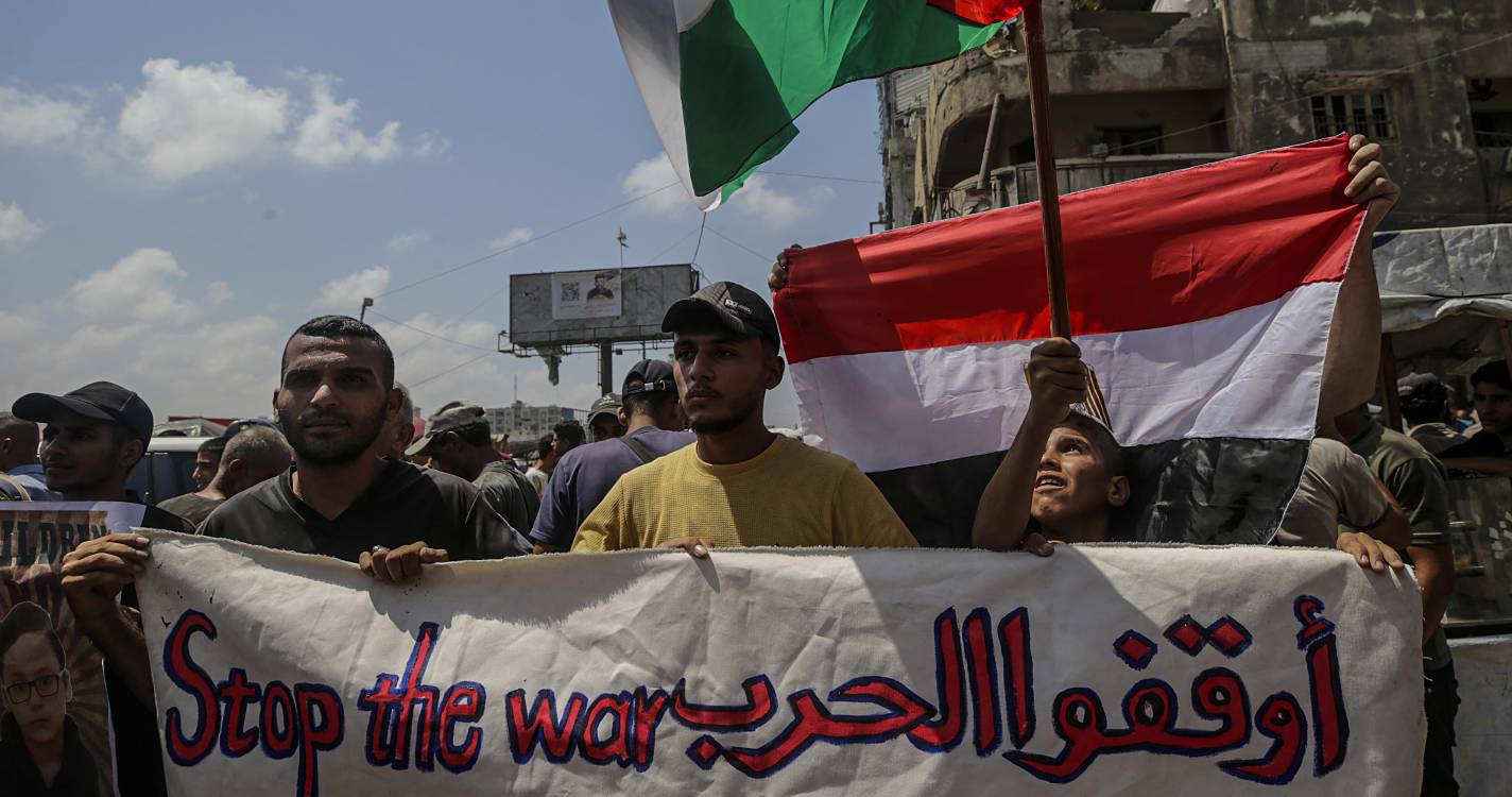 Médio Oriente: Centenas de palestinianos protestam na cidade de Gaza contra deslocação forçada