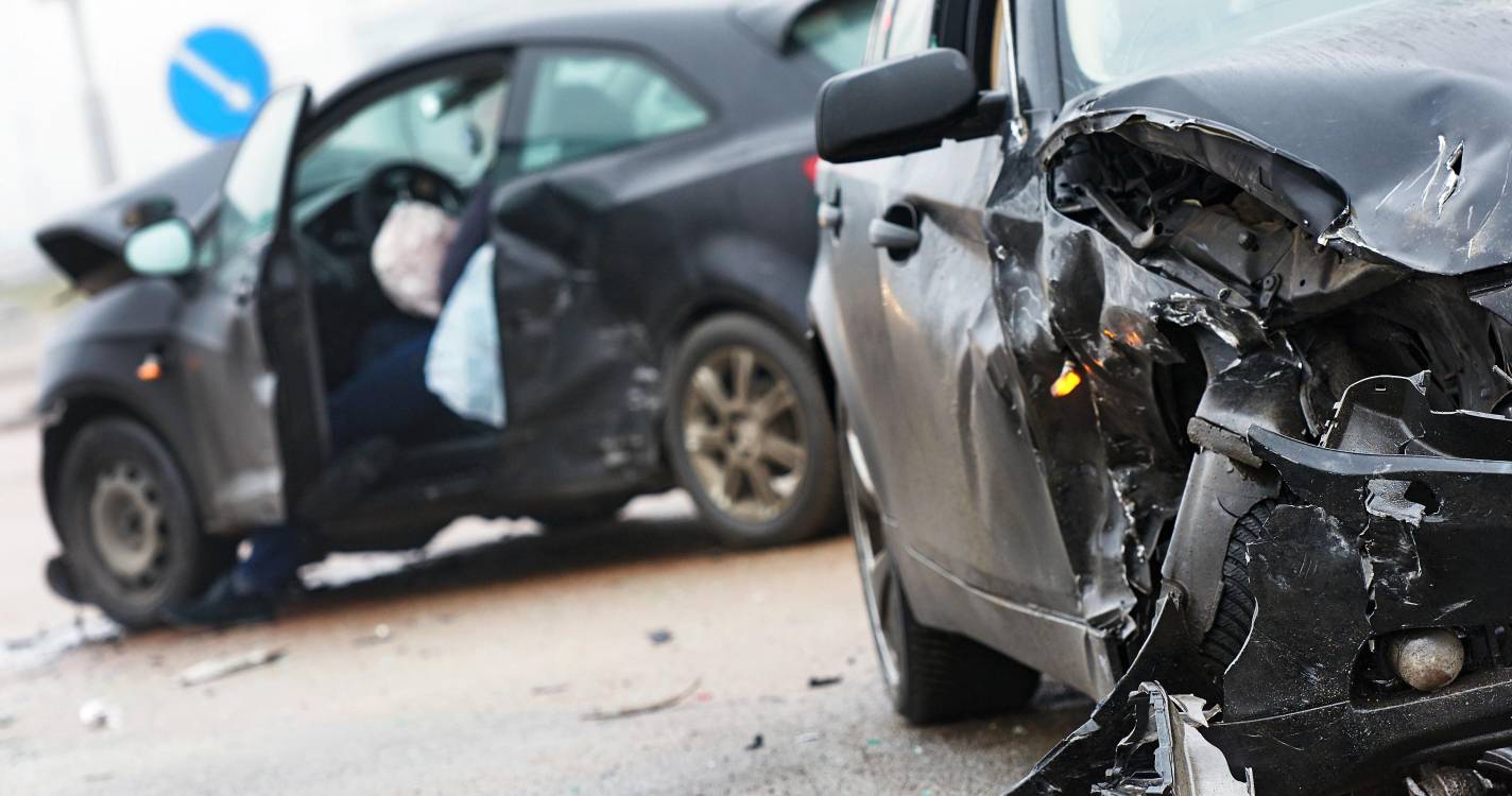 Grávida e mais dois feridos em colisão entre autocarro e ligeiro