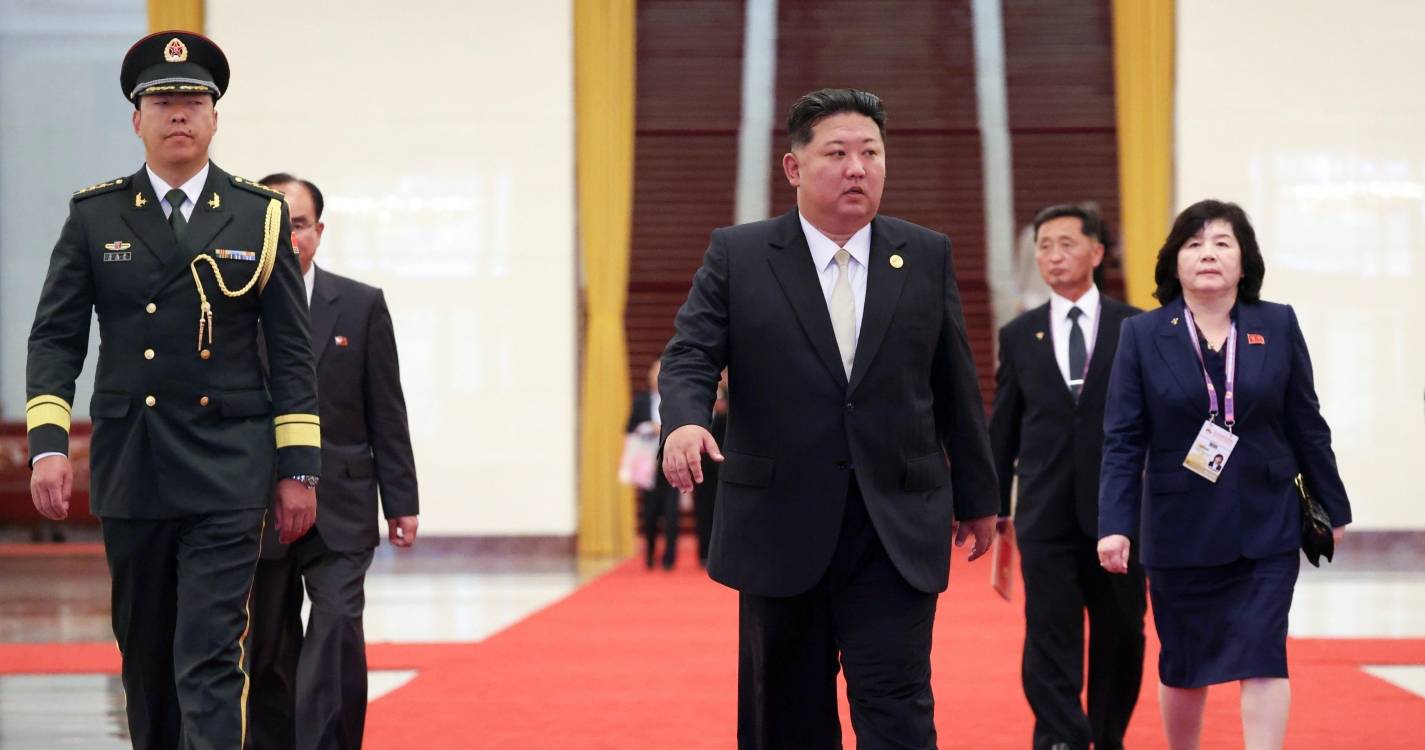 Líder da Coreia do Norte e “número três” do Sul cumprimentam-se em Pequim