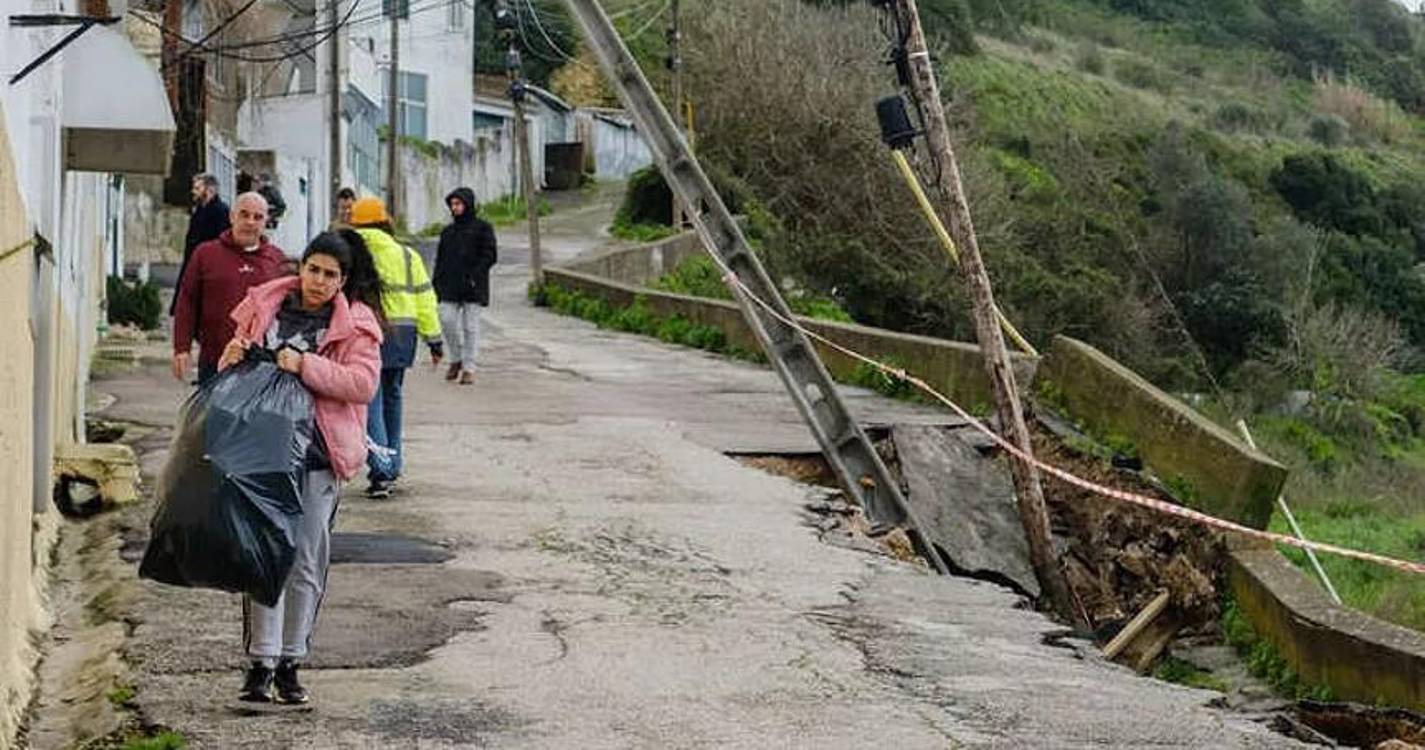 Mau Tempo: Deslizamento de terras em Almada atinge 3 casas e obriga a retirar 20 pessoas