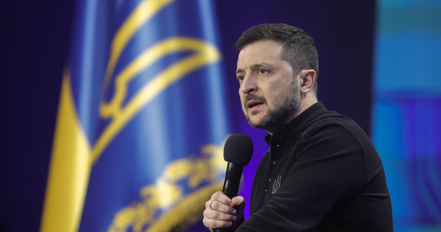 Volodymyr Zelensky elogia três anos de resistência à invasão russa