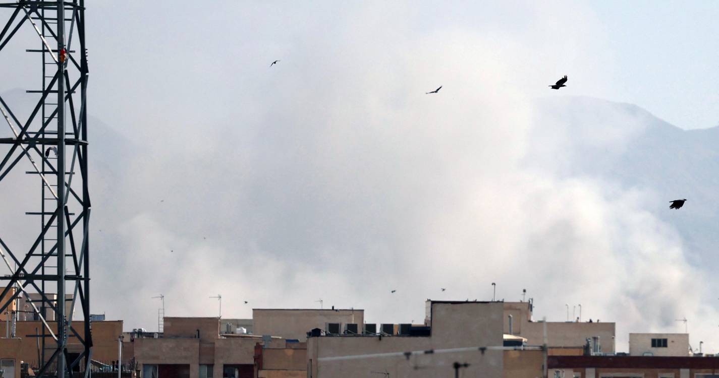 Irão: Teerão anuncia primeira vaga de mísseis e drones contra Israel
