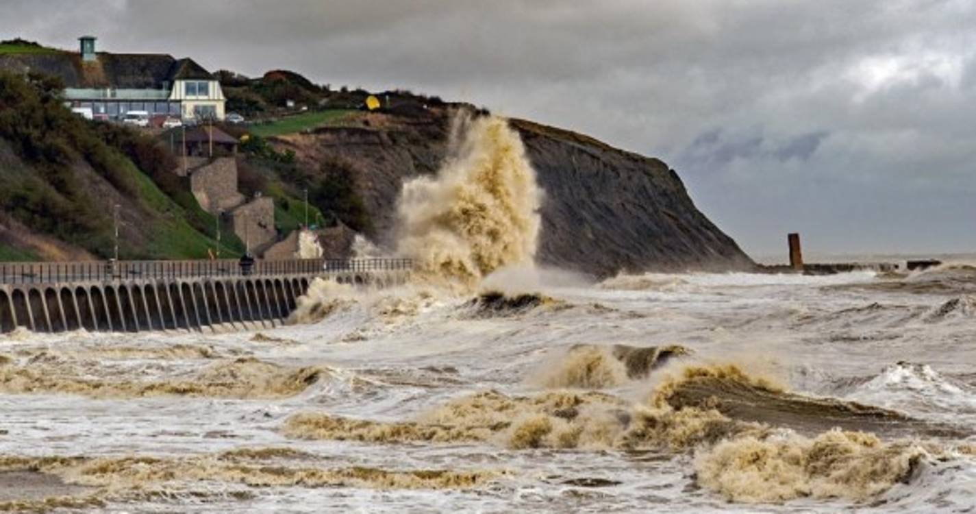 Tempestade Ciarán deverá ter originado os ventos mais fortes registados em décadas (com fotos)