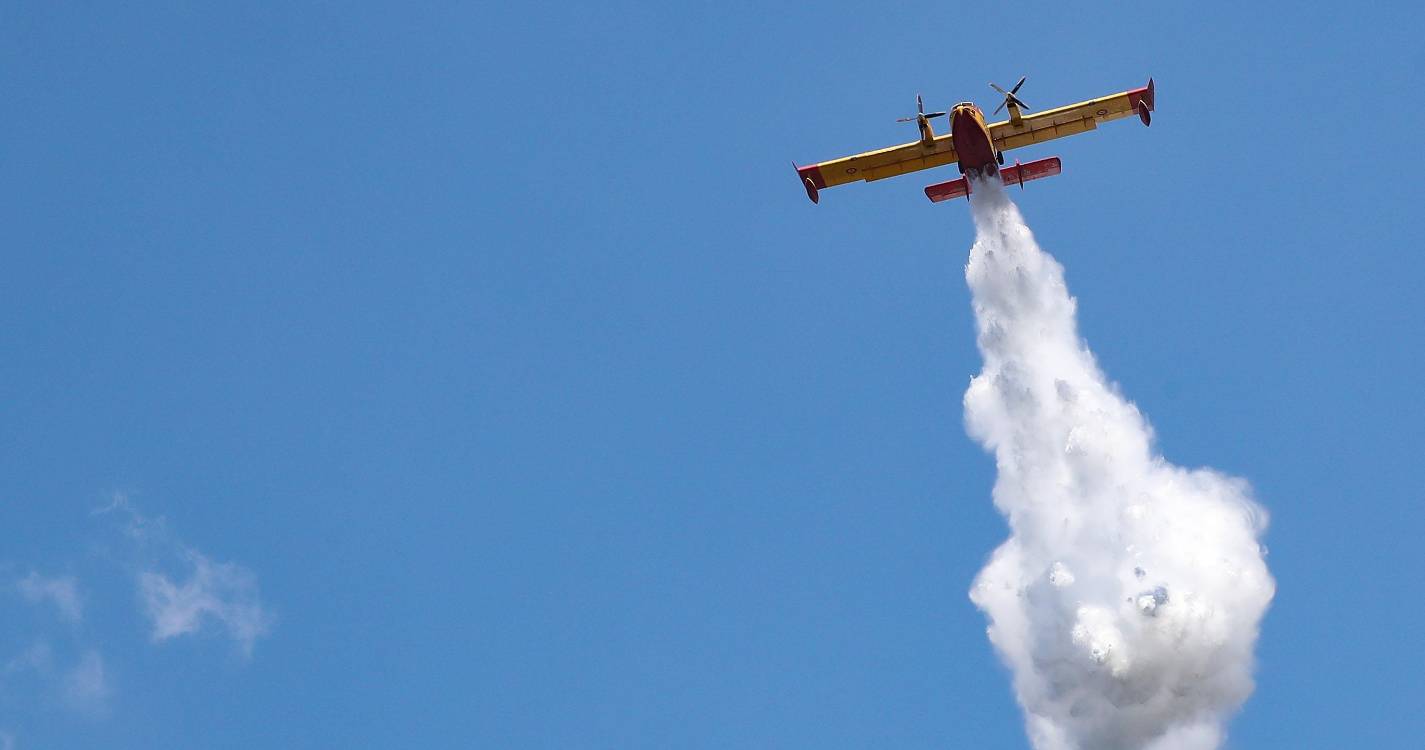 Incêndios: Canadair entram em ação nos fogos do Sabugal que ameaçam aldeias