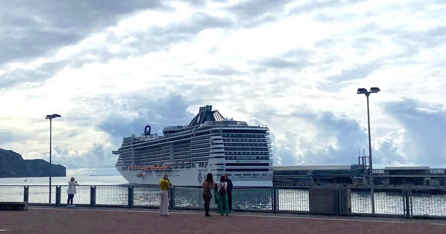 Porto do Funchal com um navio e à espera de um segundo ao fim da manhã