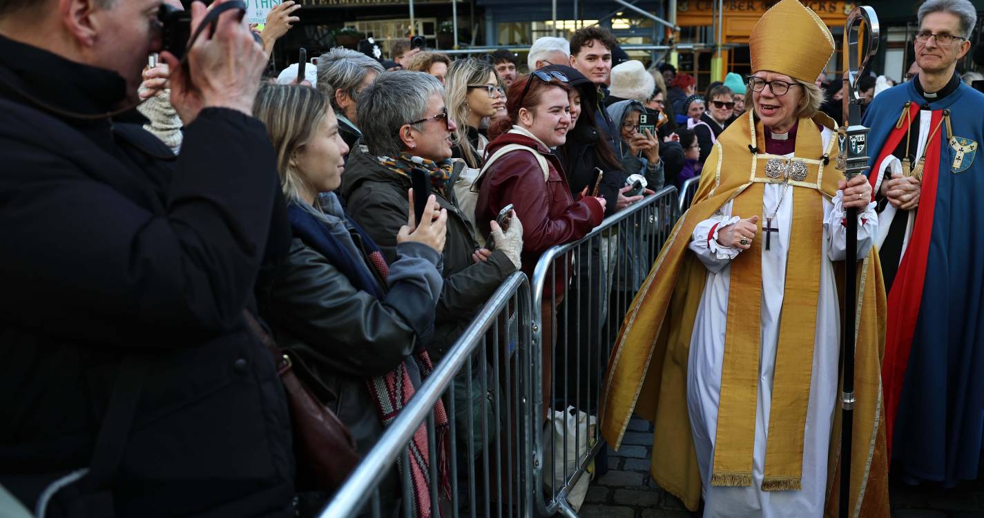 Sarah Mullally oficialmente empossada arcebispa de Cantuária (com fotos)