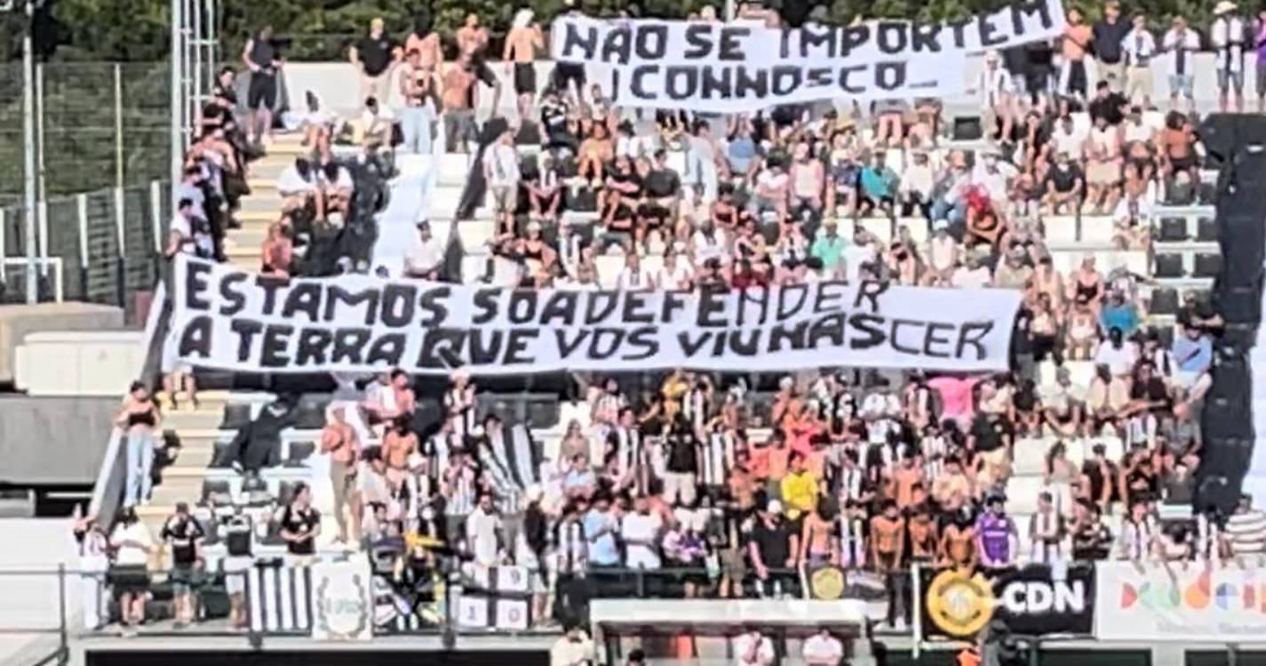 Adeptos alvinegros com faixa dirigida a madeirenses que apoiam o Sporting
